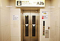 A2b出口地上行きエレベーターをご利用下さい。